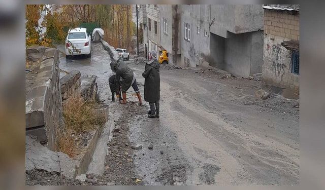 Hakkari’de Sağanak Yağışa Karşı Belediye Ekiplerinden Seferberlik