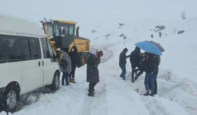 Hakkari’de Kar Engeli: 2600 Rakımda Mahsur Kalanlar Kurtarıldı