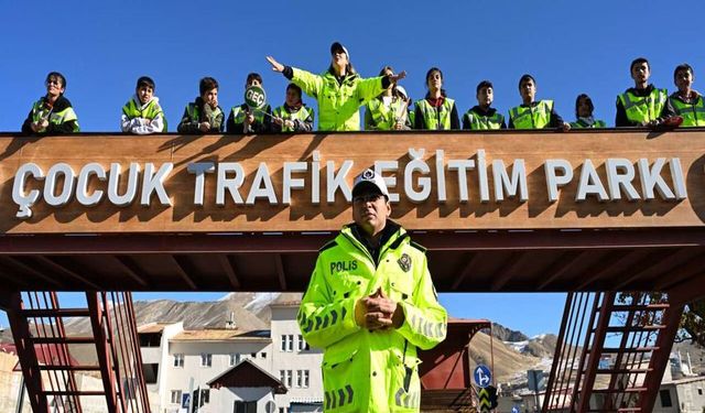 Hakkari’de Okul Geçidi Görevlilerine Trafik Eğitimi Seferberliği
