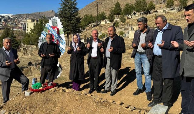 CHP Heyeti Kalbine Yenik Düşen Saim Öğretmeni Mezarı Başında Andı