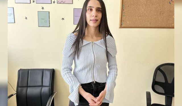 Hakkarili Görme Engelli Berçem Öğretmen Öğrencilerine Işık Oluyor