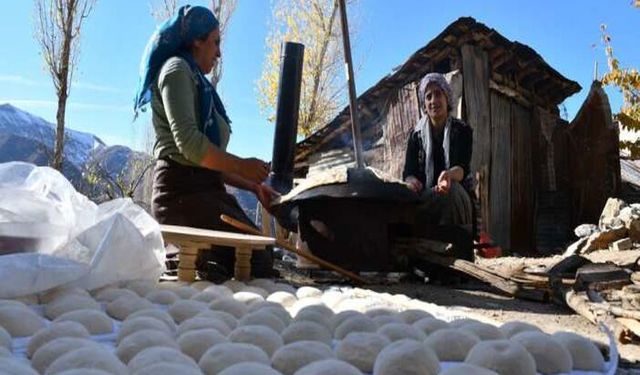 Kadınlar Güneşli Günleri Ekmek Mesaisiyle Değerlendiriyor
