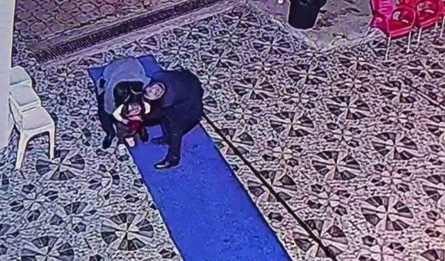 Gazeteci Heimlich ile Küçük Kızı Kurtardı