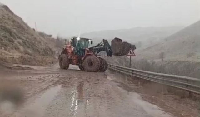 Hakkari-Van kara yolunda heyelan meydana geldi