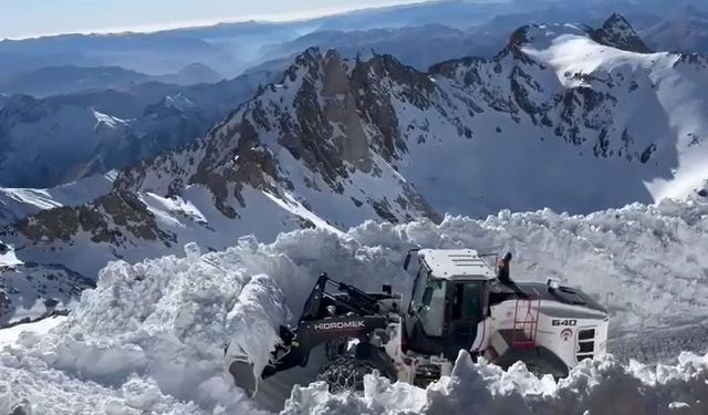 Hakkari’de Üs Bölgelerinde Karla Mücadele Aralıksız Sürüyor