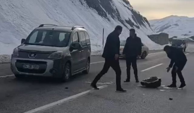 Hakkari Karayolunda Dev Kayalar Yola Savruldu, Sürücüler Canlarını Zor Kurtardı!