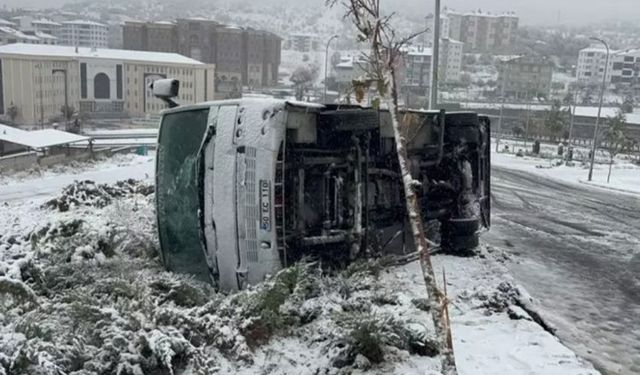 Yoğun Kar Yağışında Servis Minibüsü Devrildi: 14 Kişi Yaralandı
