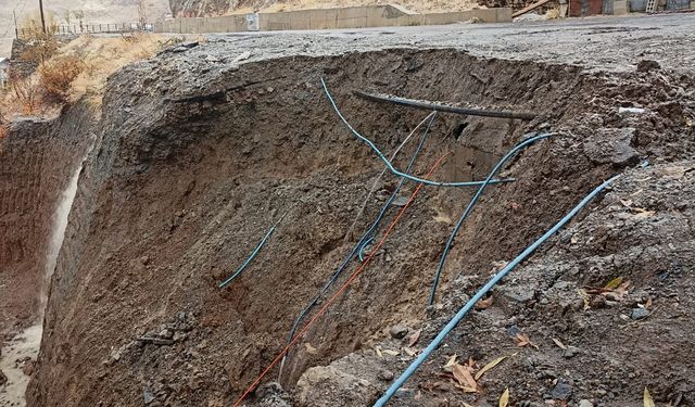 Hakkari’de Sanayi Bağlar Mahallesi’nde Yol Çöktü: Mahalleliler Çözüm Bekliyor