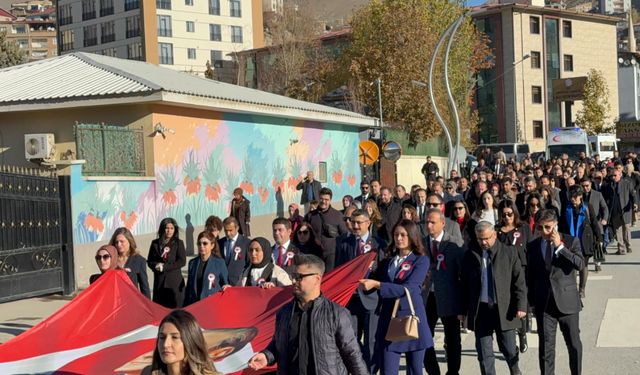 Hakkari'de 24 Kasım Öğretmenler Günü Coşkusu Kortej Yürüyüşü ile Başladı