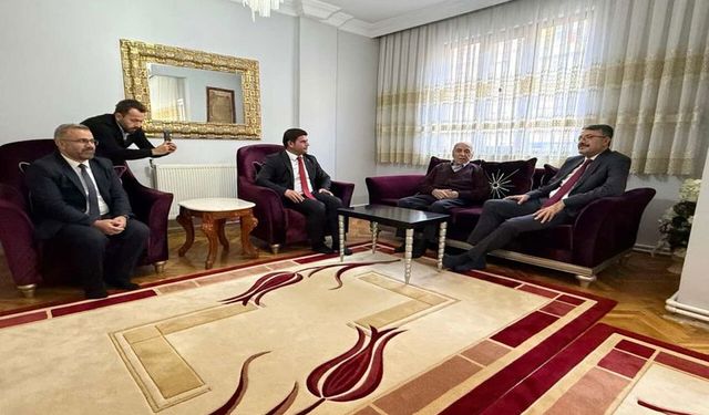 Hakkâri’de 93 Yaşındaki Emekli Öğretmene Vefa Ziyareti