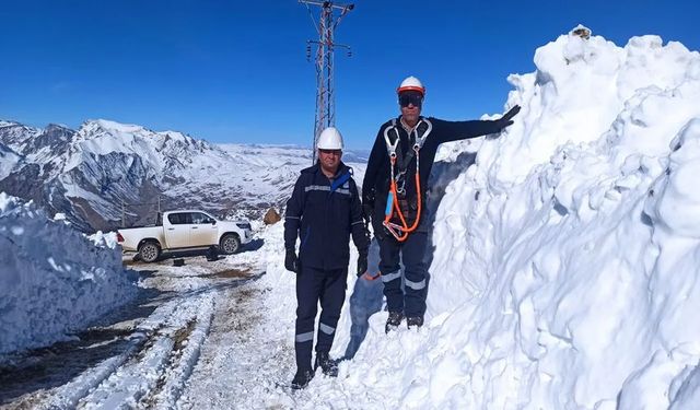 Hakkari Yüksekova’da Elektrik Arızası Zorlu Koşullarda Giderildi