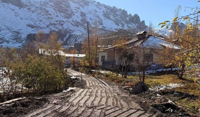 Hakkari'de Asfalt ve Stabilize Çalışmaları Aralıksız Sürüyor