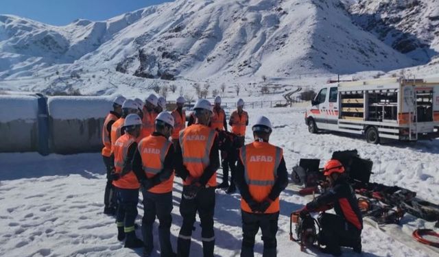 Hakkâri Üniversitesi Personeline Enkazda Arama-Kurtarma Eğitimi