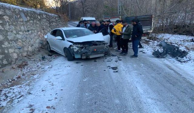 Hakkari Kara Yolunda 2 Araç Kafa Kafaya Çarpıştı: 3 Kişi Yaralı