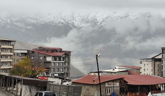 Hakkari'nin Yüksek Kesimlerine Mevsimin İlk Karı Düştü
