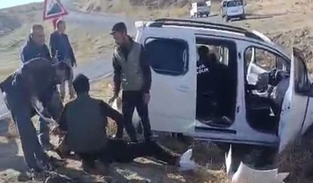 Kamyonet Şarampole Yuvarlandı: 4 Kişi Yaralandı