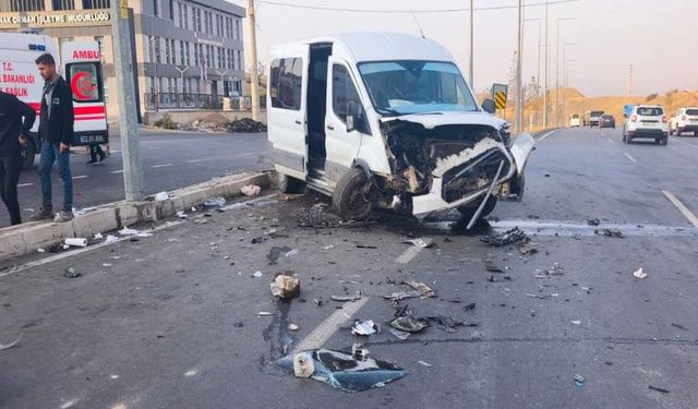 Servis Minibüsü ile Hafif Ticari Araç Çarpıştı: 13’ü Çocuk 19 Yaralı