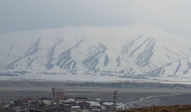 Yüksekova’da Mevsimin İlk Karı Dağları Beyaza Bürüdü