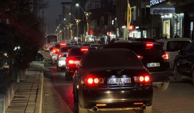 Hakkari’nin Yüksekova İlçesinde Akşam Trafiği Çileye Dönüşüyor: Sürücüler Çözüm Bekliyor
