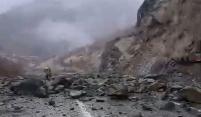 Hakkari'de Heyelan Meydana Geldi: Yol Tek Şeritten Açıldı