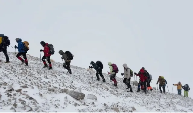 Yoğun Kar ve Fırtına Artos Zirvesini Kapattı