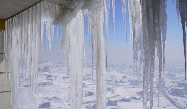 Yüksekova’da Dondurucu Soğuk Hayatı Felç Etti: Buz Sarkıtları 2 Metreyi Aştı