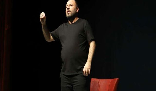 Hakkari’de Erdal Kaya’dan Kahkaha Dolu Gece: Kürtçe Mizah Ayakta Alkışlandı