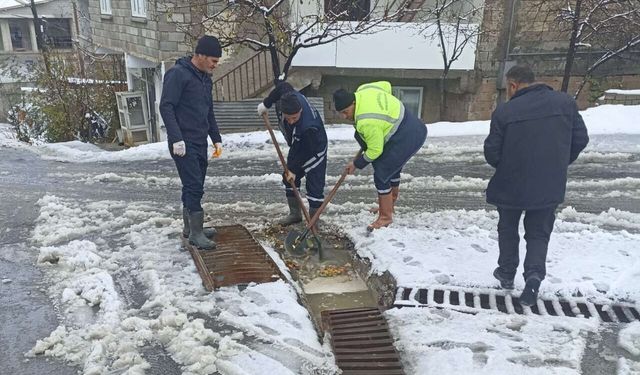 Yoğun Kar Yağışı Şehri Beyaza Bürüdü: Belediye Ekipleri Seferber Oldu