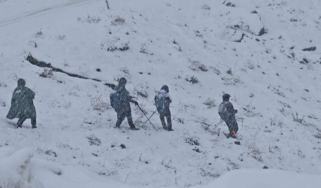 Hakkari’de Dağcıların Kondisyon Yürüyüşü Kar Fırtınasına Döndü