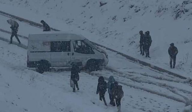 Görüş 20 Metreye Düştü: hakkari’de Kar Alarmı