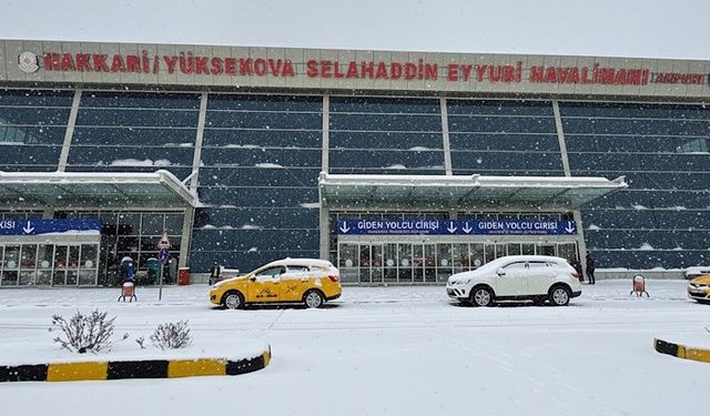 Kar Yüksekova’yı Beyaza Bürüdü: Havalimanı Kapandı, Seferler Askıda