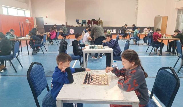 Hakkari’de Minik ve Yıldız Satranççılar Kıyasıya Mücadele Etti
