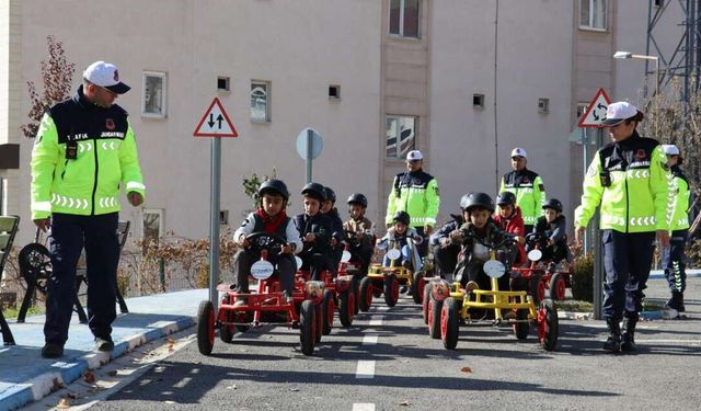 Hakkari’de Jandarmadan Miniklere Uygulamalı Trafik Eğitimi