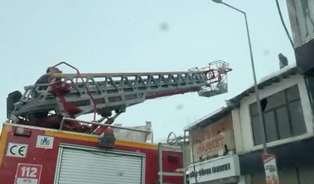 Hakkari’de Çatıdaki Karları Temizlerken Mahsur Kalan Esnaf İtfaiye Merdiveniyle Kurtarıldı