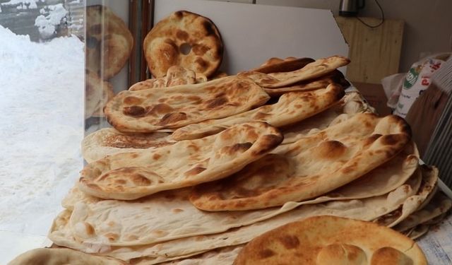 Zamlı Ekmek Sofradan Düşüyor: Yurttaş Bayat Ekmeğe Yöneldi
