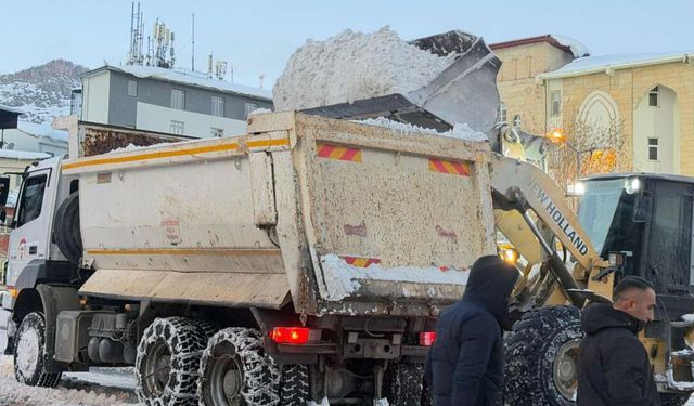 Hakkari’de Yoğun Kar Yağışı Hayatı Felç Etti