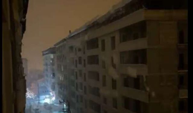 Hakkari'de Çatıdan Kopan Dev Kar Kütlesi Elektrik Direklerini Yıktı