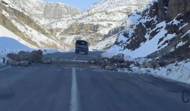 Çukurca Karayolunda Kaya Düşmesi: Yol Kısa Süreliğine Ulaşıma Kapatıldı