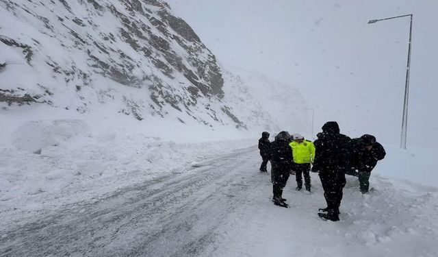 Hakkari Beyaza Büründü: Kar Kalınlığı Yer Yer 2 Metreyi Aştı