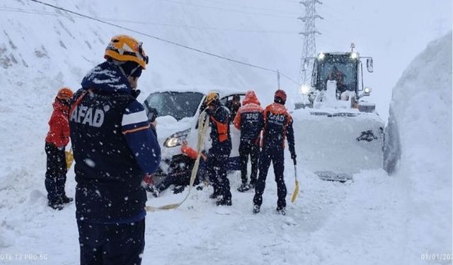 Hakkari'de Çığ Altında Kalan Araçtan 2 Kişi Sağ Çıkarıldı