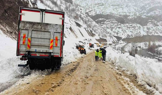 Gizli Buzlanma Faciası: İki Otomobil Çarpıştı 2 Kişi Yaralandı