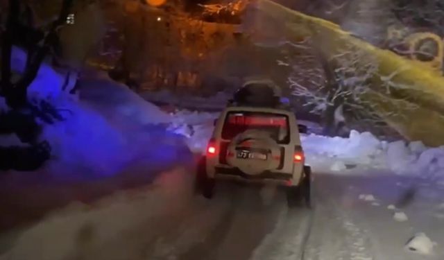 Kar Engelini Aşan Kurtarma: Hasta Kepçeyle Ambulansta Taşındı
