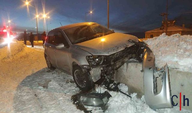 Feci Kaza! Otomobil İstinat Duvarına Çarptı, 3 Yaralı