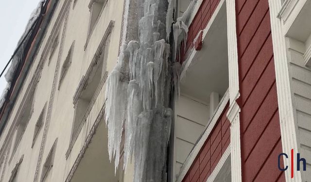 Hakkari'de ’Buz Devri’ni yaşıyor: Araçlara brandalı koruma, çatılarda dev sarkıtlar