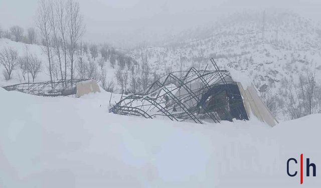 Yoğun Kar Yağışına Dayanmayan Halı Sahası Çöktü