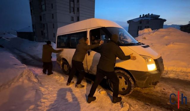 Yokuşta Kalan Minibüs İçin Seferber Oldular