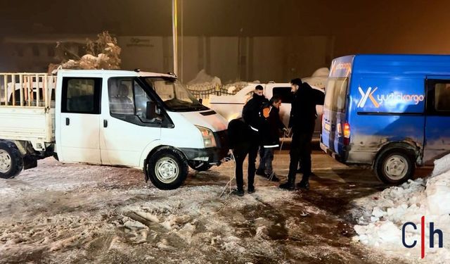 Hakkari'de Eksi 25 Derece Hayatı Durdurdu: Seyir Halindeki Araç Yolda Kaldı
