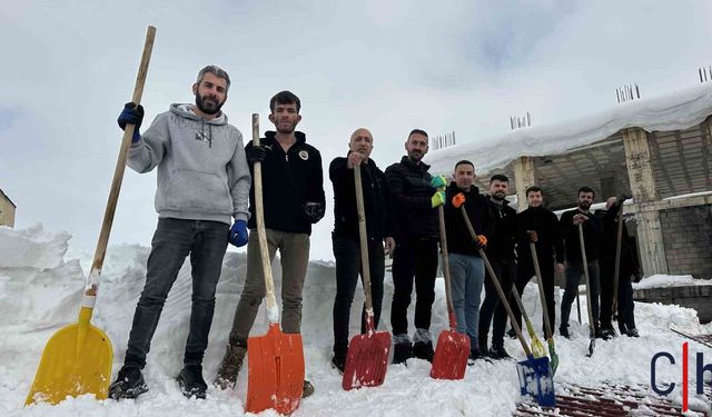 Hakkari'de Dondurucu Soğukta Çatı Temizliği: 20 Kişilik Ekip Görev Başında