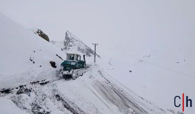 Kar Kalınlığı 2 Metreyi Aştı, Ekipler Vardiyalı Çalışıyor