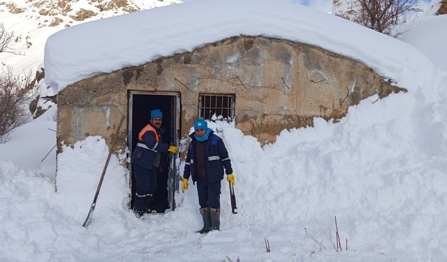 Hakkari belediyesi su arıza ekibi 2 metre karla mücadele etti
